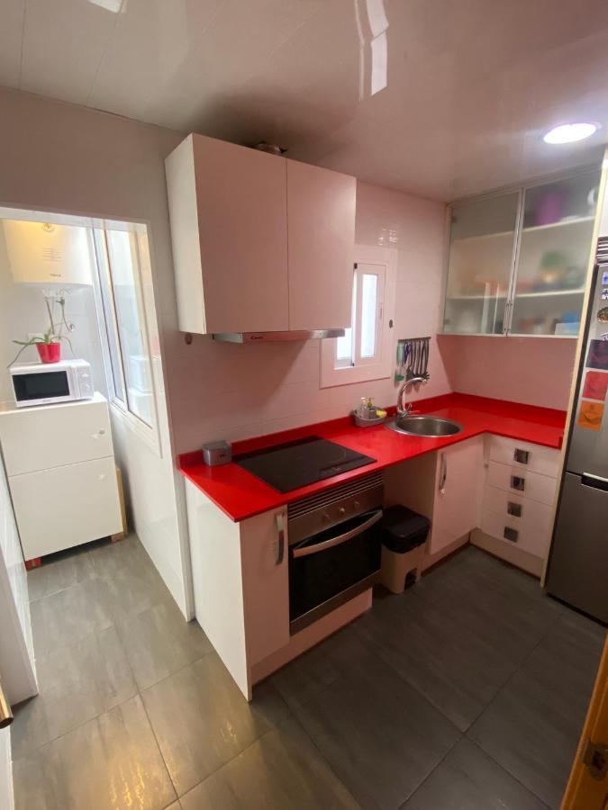 Cozy Apartment At A Great Location! Л'Успіталет-да-Любрагат Екстер'єр фото